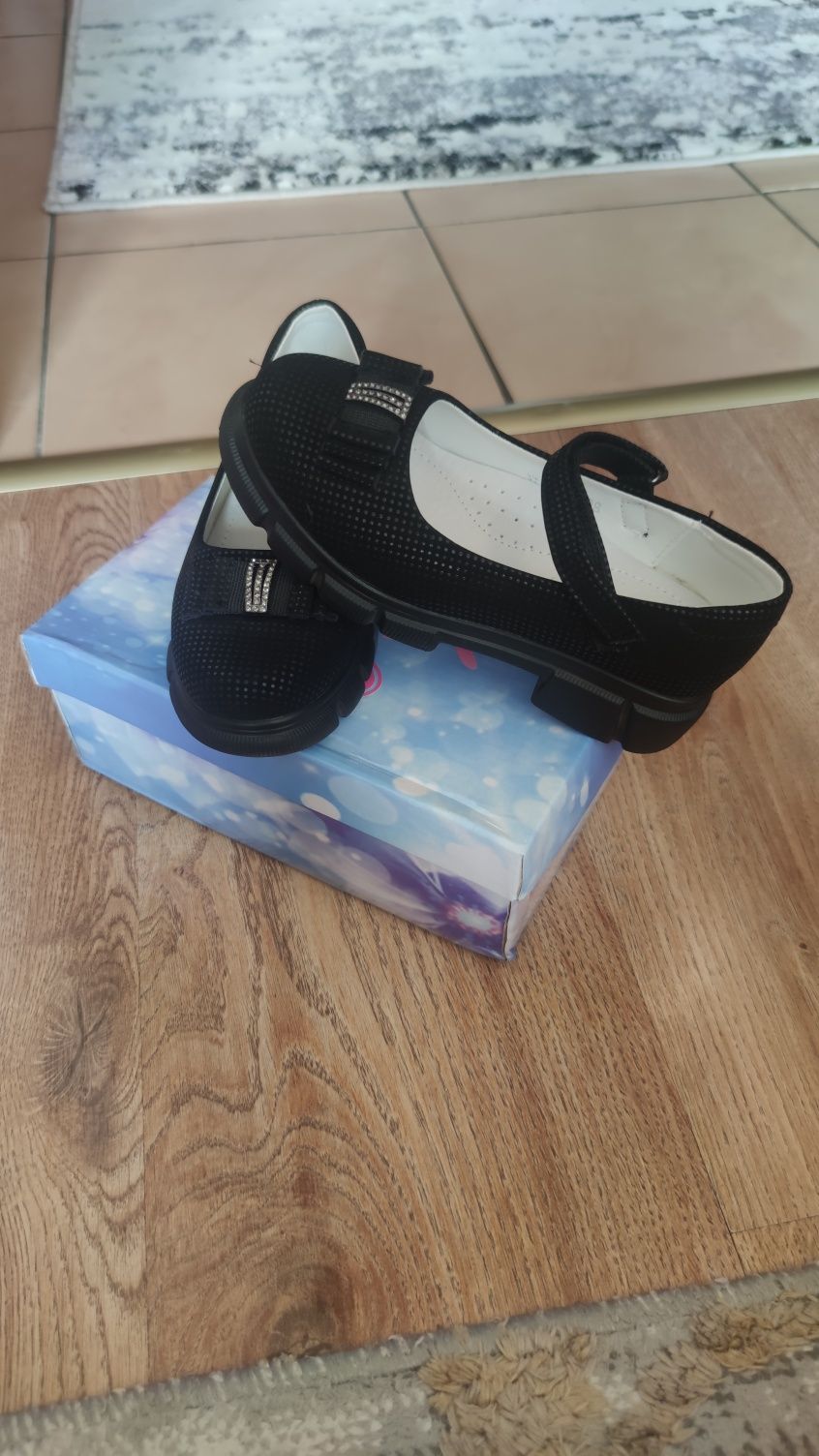 Нові туфлі для дівчинки