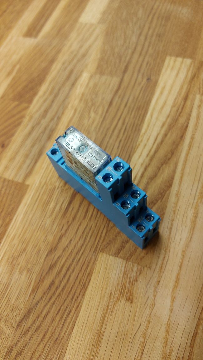 Przekaźnik 12V DC + podstawa