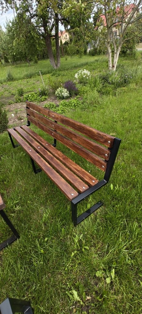 Meble ogrodowe stół dwie ławki i dwa krzesła