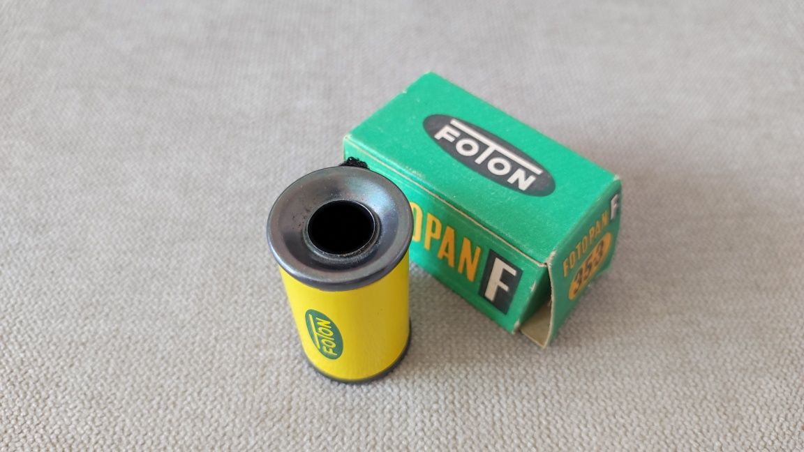 Pamiatka fotograficzna PRL Foton kasetka na kliszę z opakowaniem