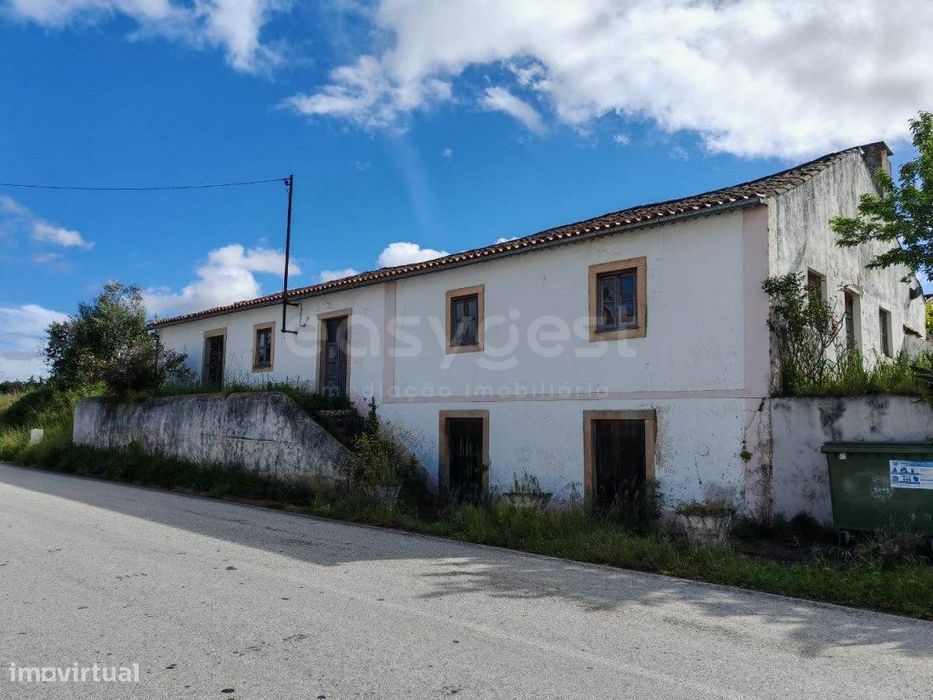 Moradia de traça tradicional para recuperar em terreno com 3600m2