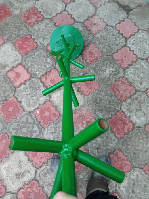 Продам триногу  для новогодней елки