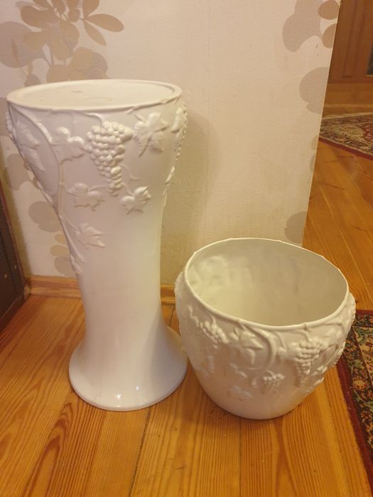 Donica na kwiaty z kolumną. Ceramika