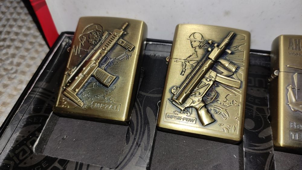 Conjunto de 4 isqueiros tipo Zippo novos de coleção