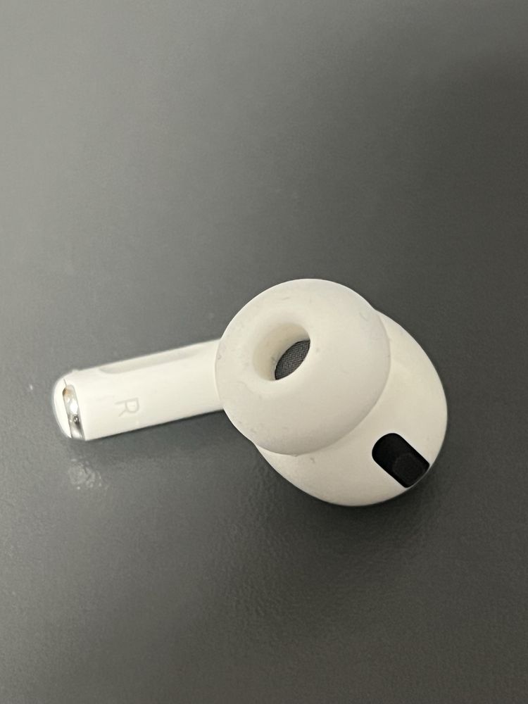 Продам пару AirPods Pro оригінал 100% без зарядного кейса