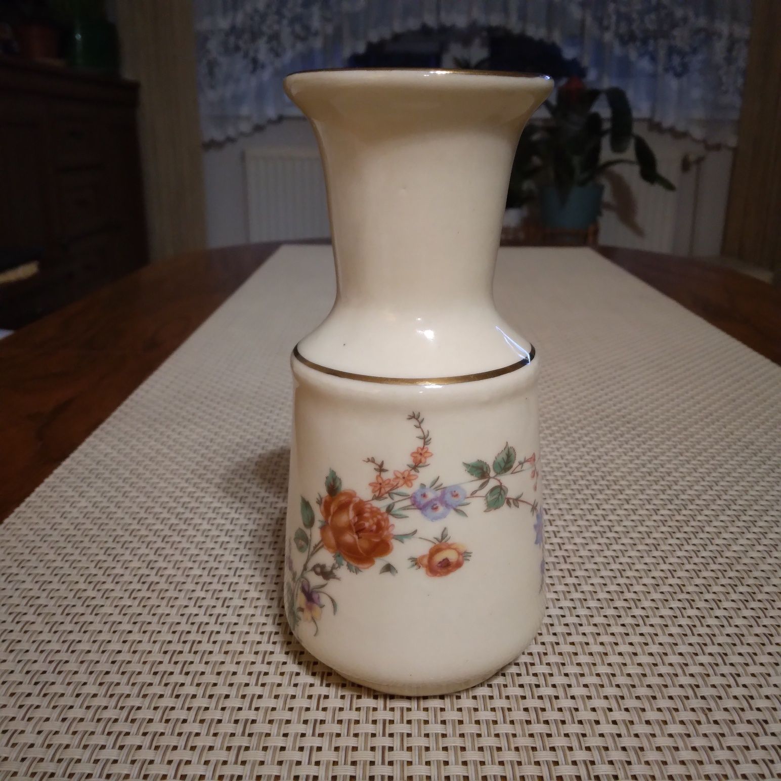 Stary wazonik w kolorze ecru - porcelana