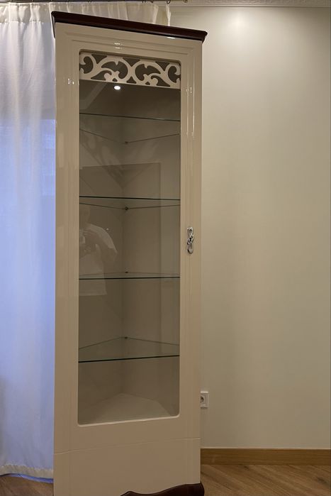 Вітрина кутова, в гарному стані. Самовивіз м.Львів