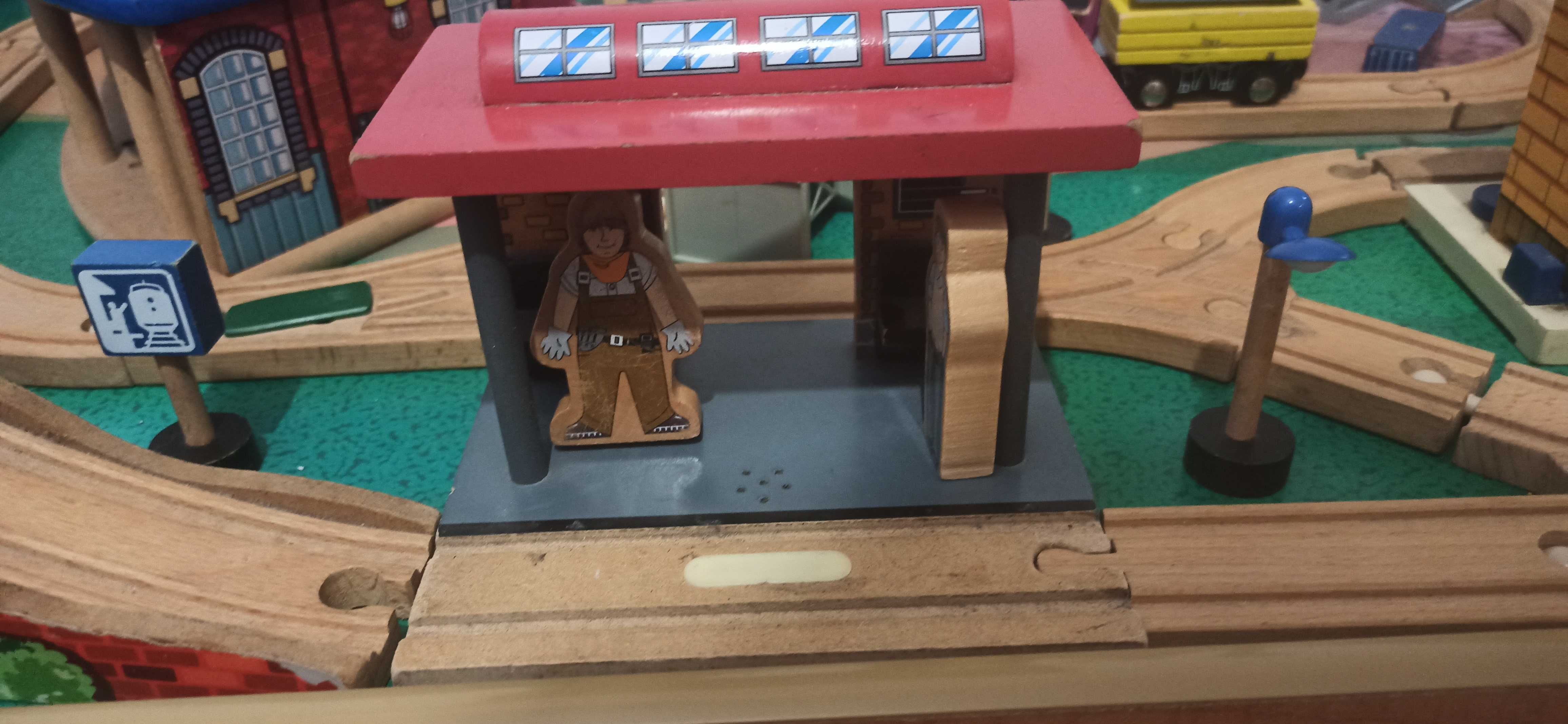 Stół tory drewniane kolejka pociąg zajezdnia, edukacyjna zabawka