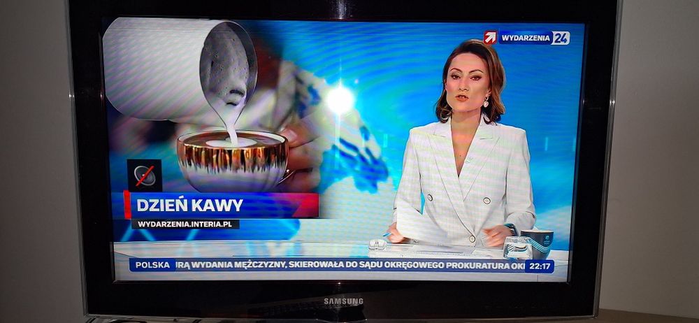 Tv Samsung LE32D450 32" HD z podstawą i pilotem.