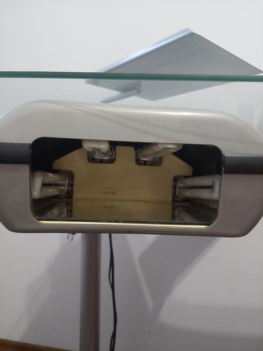 Stół do manicure z lampami i pochłaniaczem pyłu