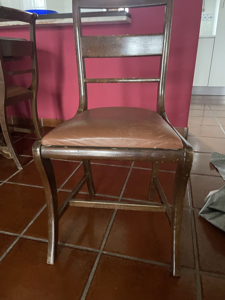 Vende-se mesa de sala jantar com cadeiras