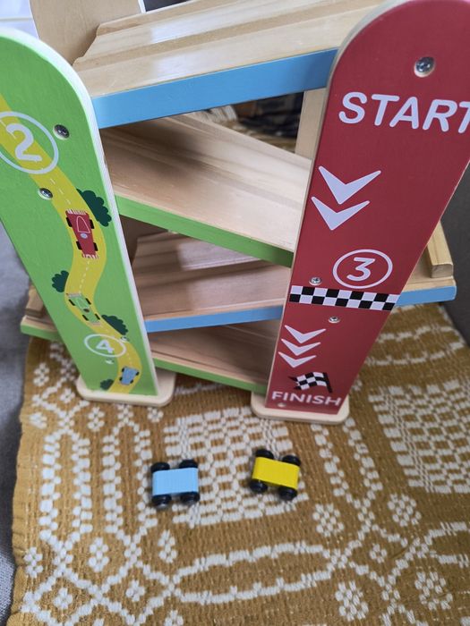 Sprzedam tor samochodowy drewniany.