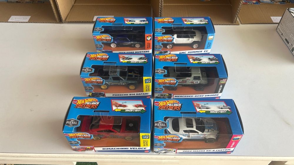 Hot wheels metal pull-back speeders