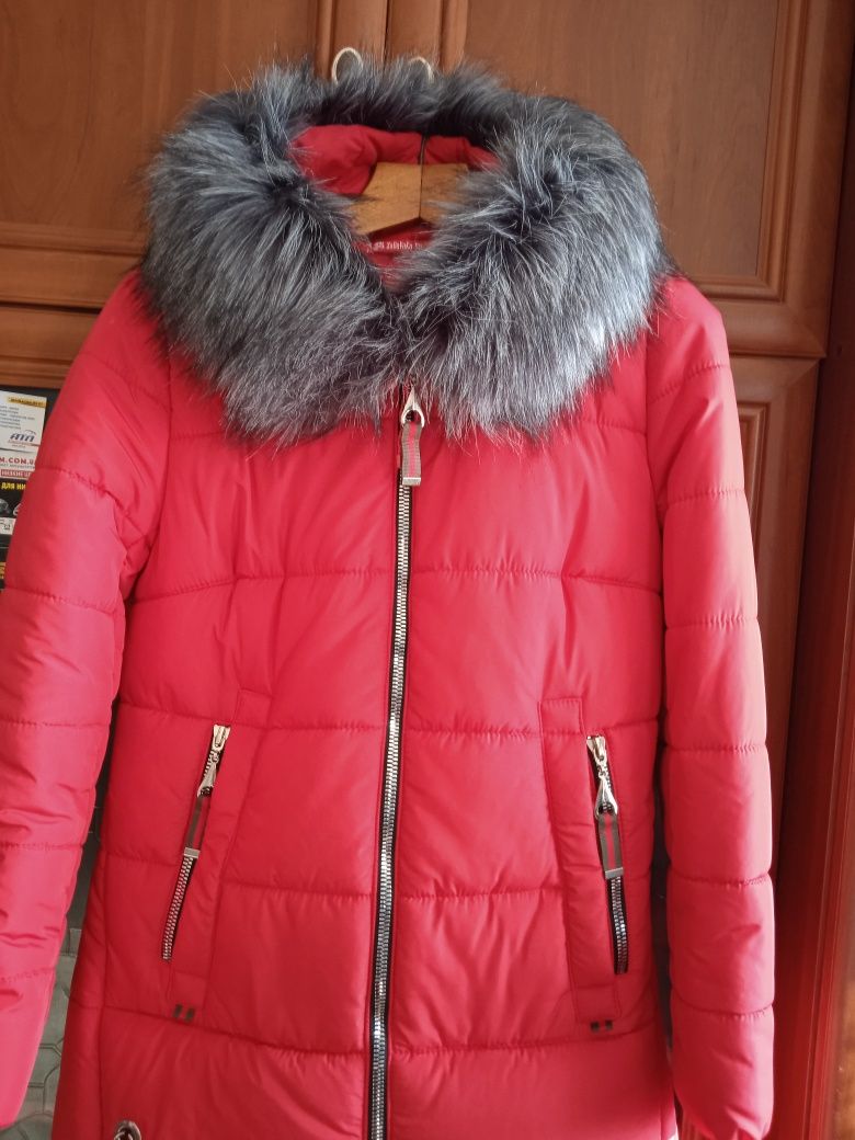Продам тёплое зимне пальто красного цвета