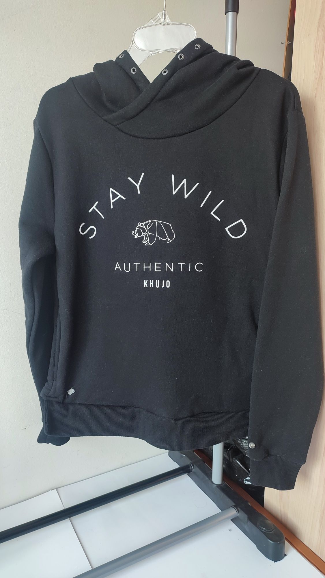 Czarna bluza Khujo S Authentic Stay Wild 
Stan bdb, bez wad. 
Szerokoś