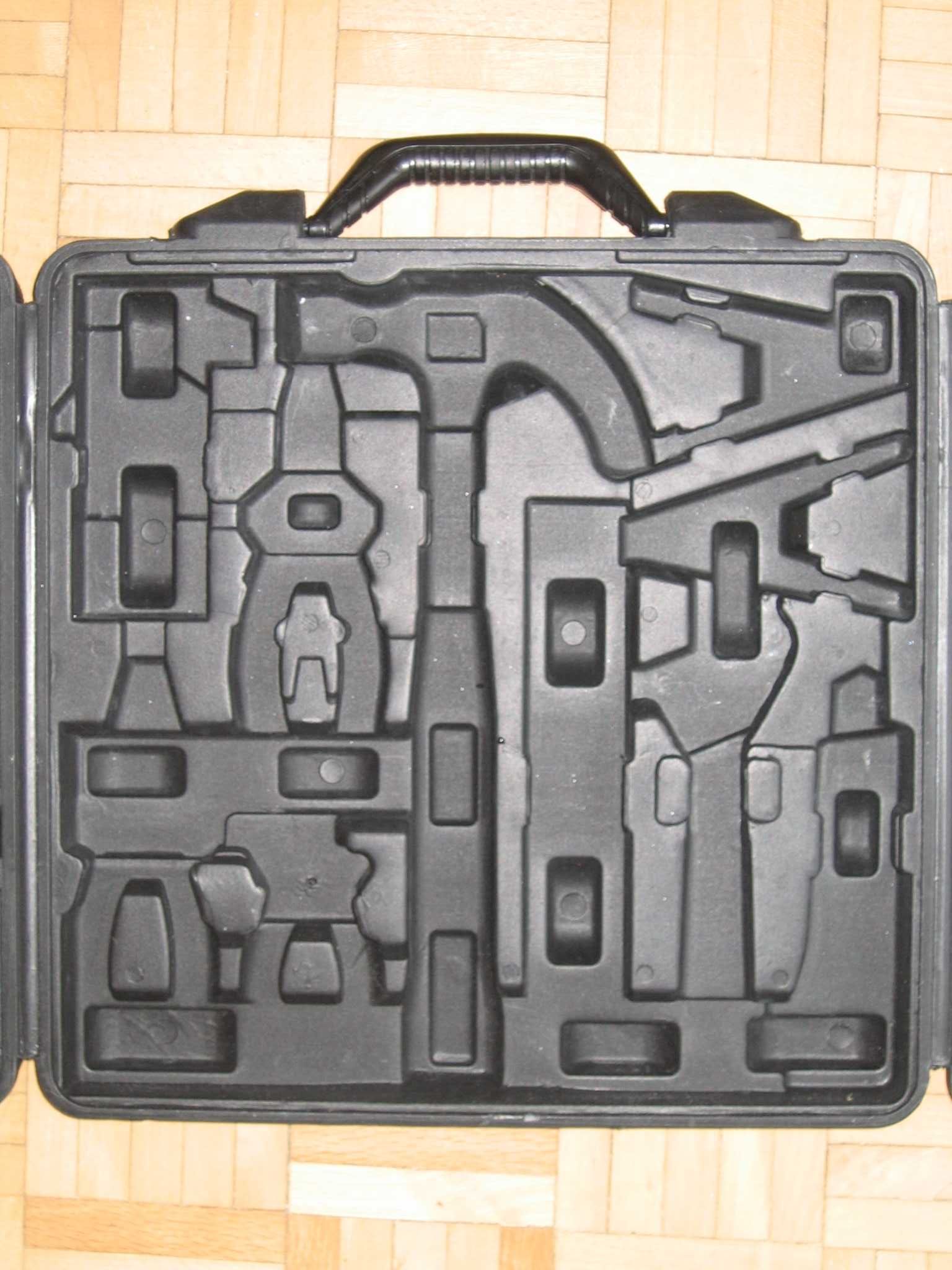 Walizka na narzędzia - śrubowkręty, kombinerki i inne