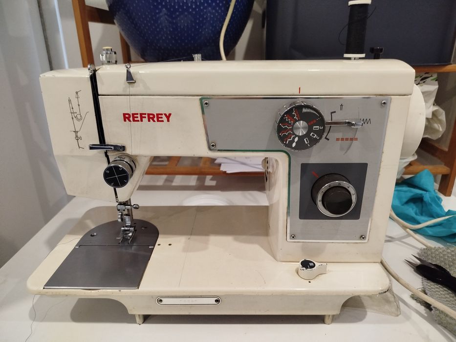 Máquina de costura refrey