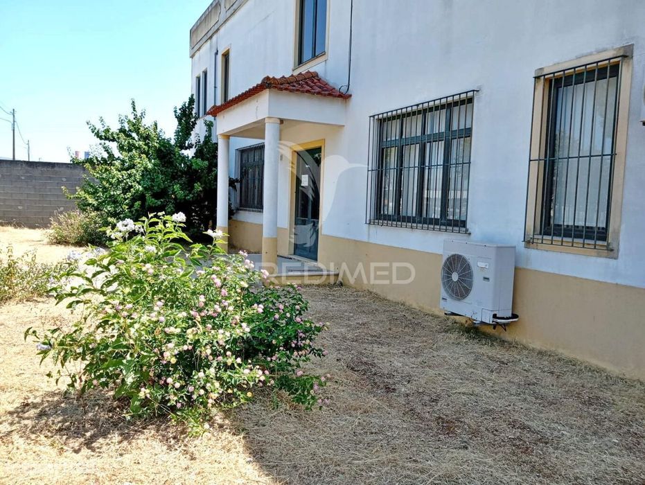 Armazém com 2 Pisos em Almeirim