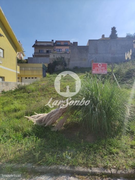 Terreno com cerca de 300m2 em Fânzeres