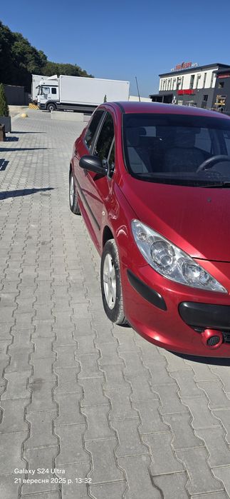 Автомобіль пежо 307