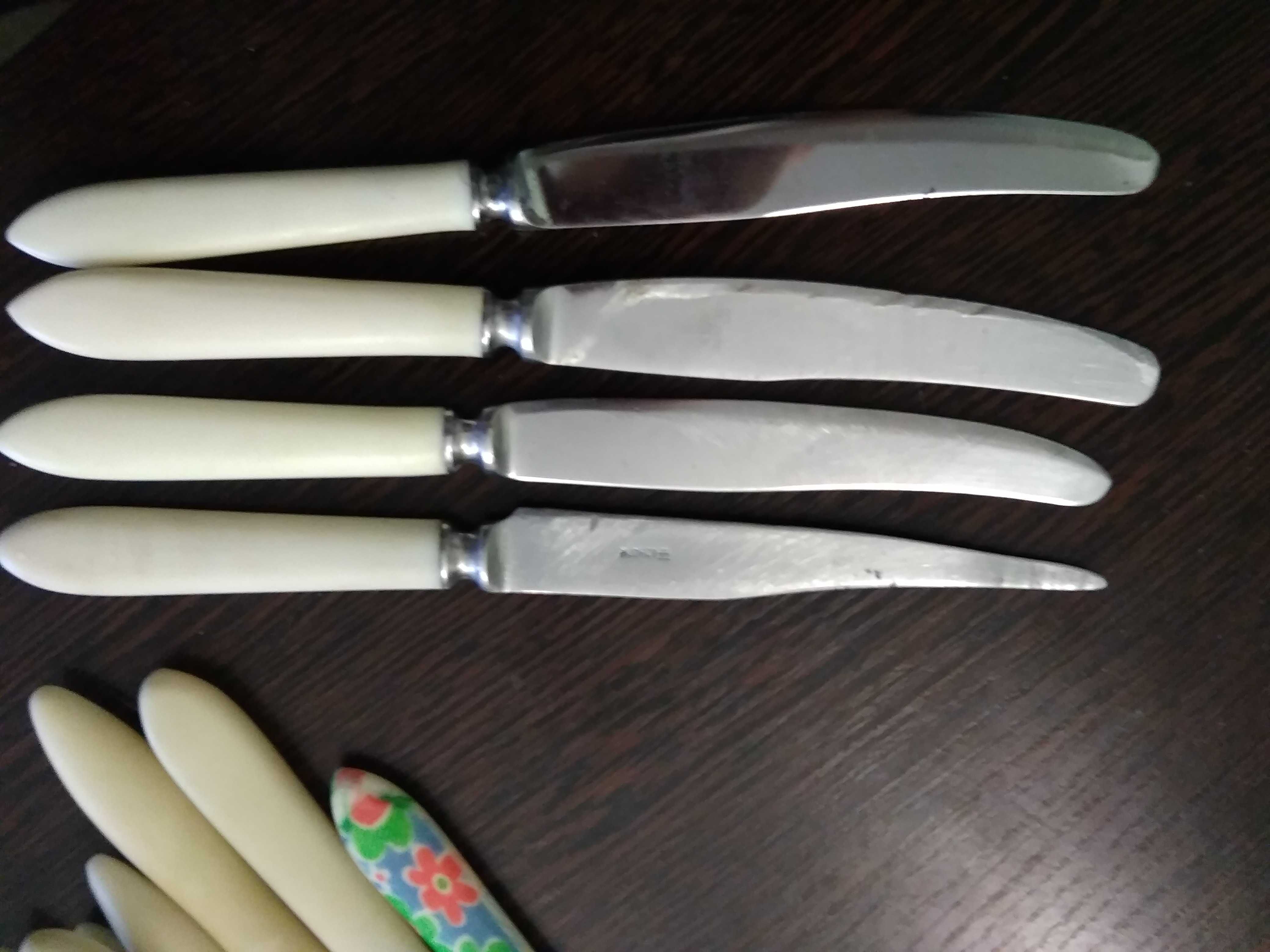 Виделки та ножі з бакелітовими ручками.