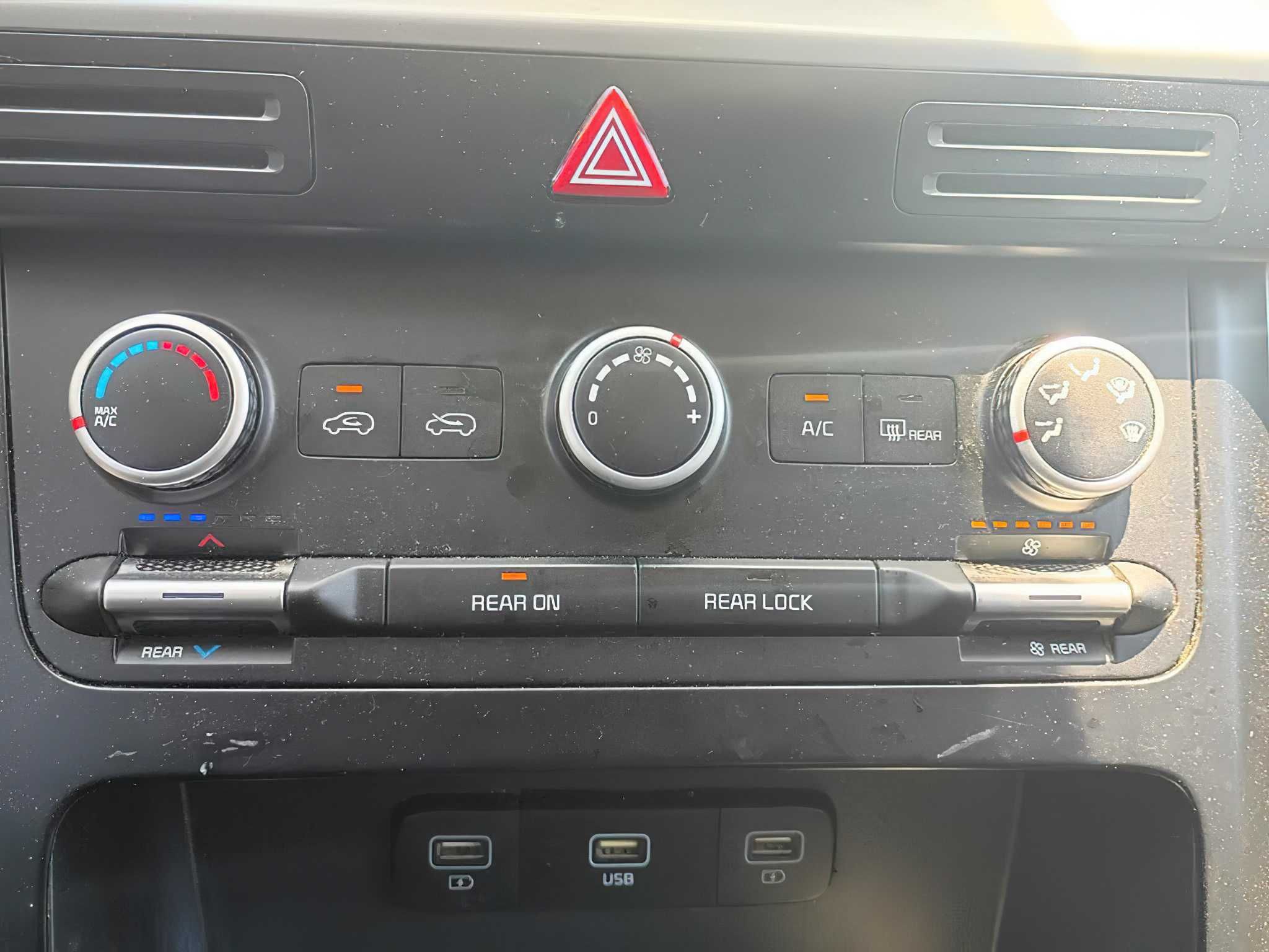 Kia Carnival LX 2022