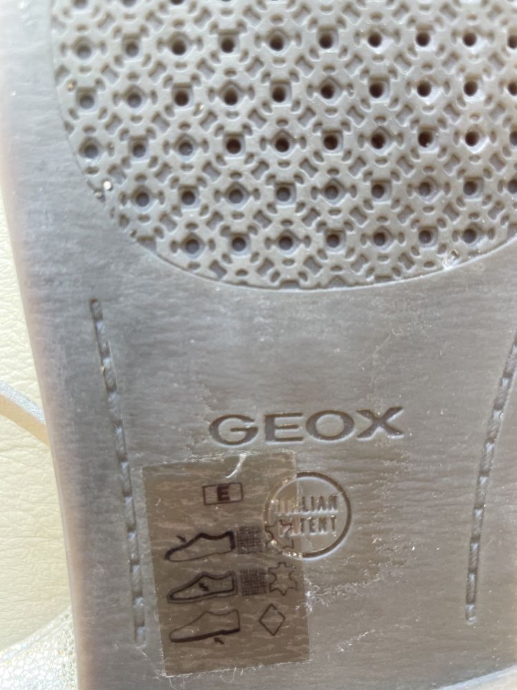 Шкіряні босоніжки Geox Respira