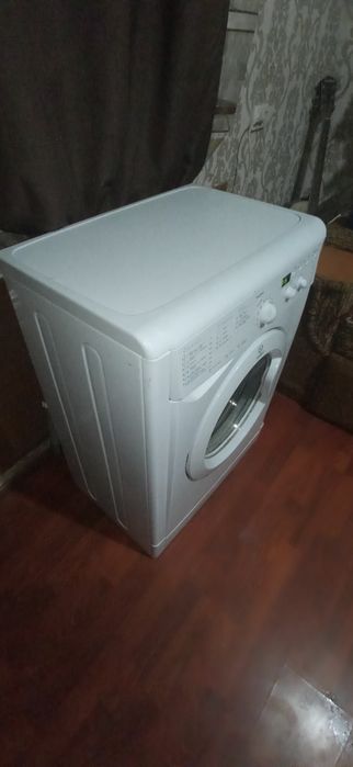 Продам стиральную машину Indesit