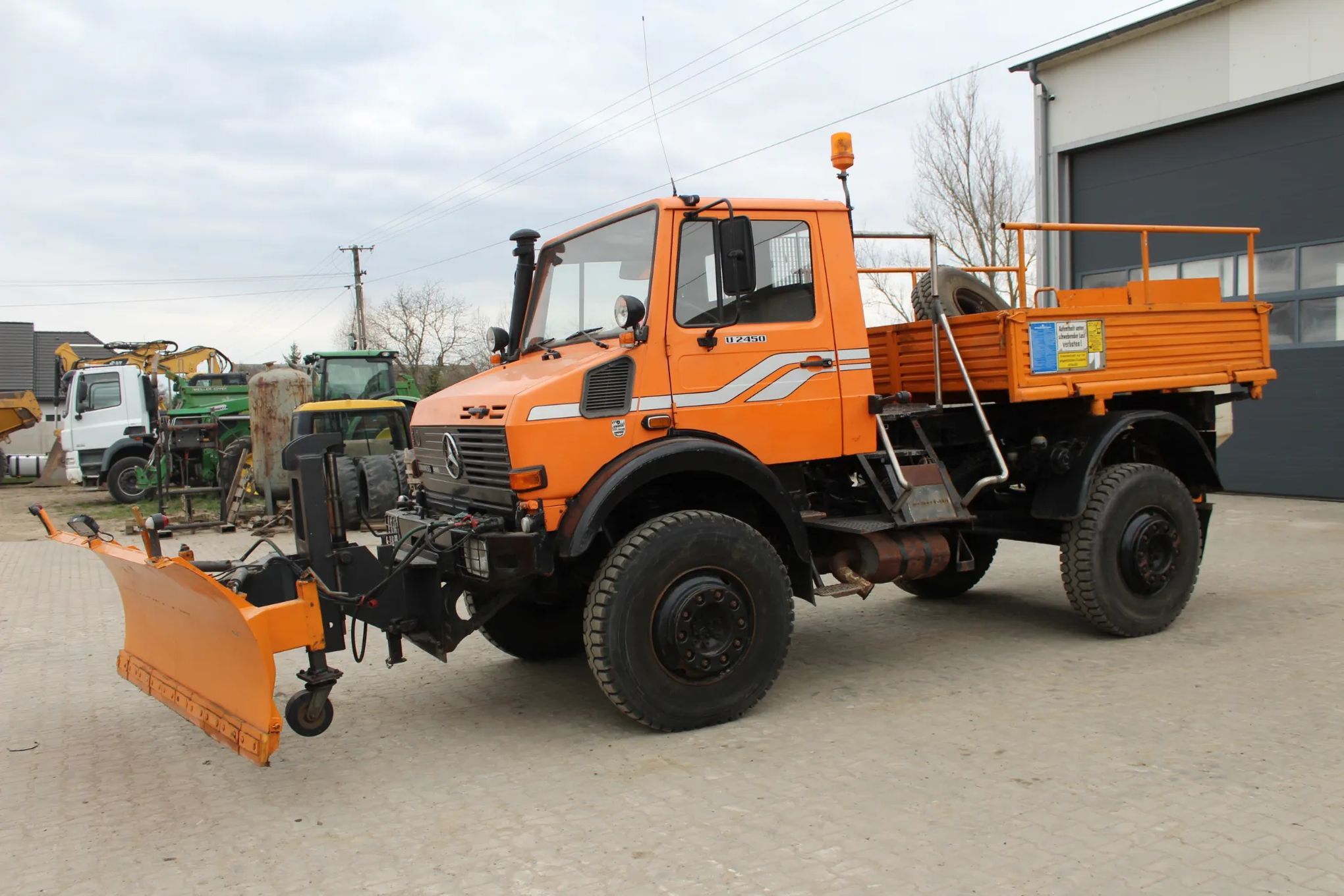 Mercedes-Benz UNIMOG U 2450 z Niemiec  Unimog moc 240 KM