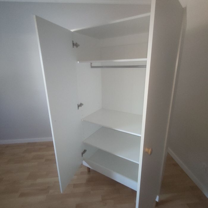 Szafa BRW na drewnianych nóżkach