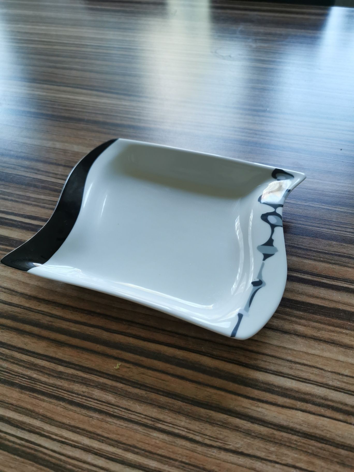 Zestaw obiadow29el. (dla 6 osób) Kwadratowe, ceramiczne.