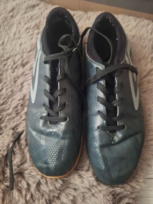 czarne buty umbro do grania w piłkę