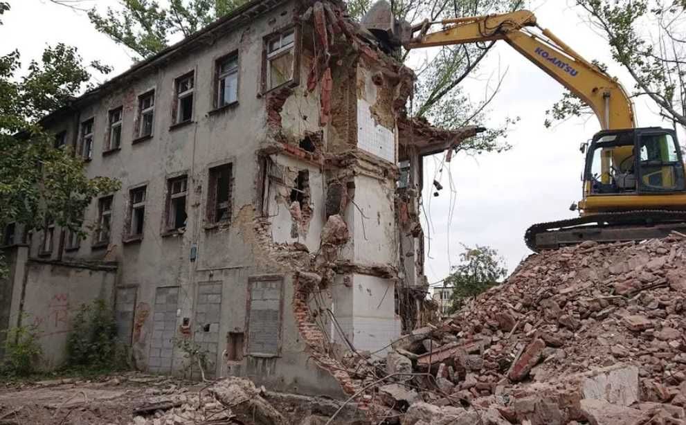 Wyburzenia, rozbiórki Katowice, kruszarka do gruzu, koparko-ładowarka