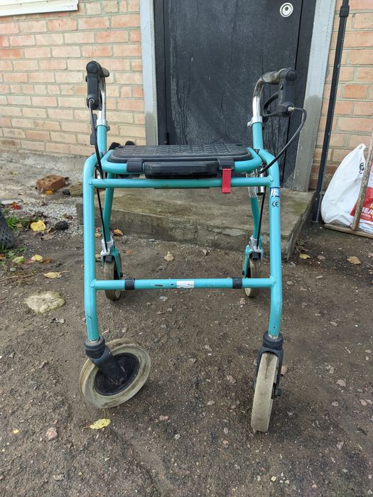 Продам ходунки на колесах с тормозами