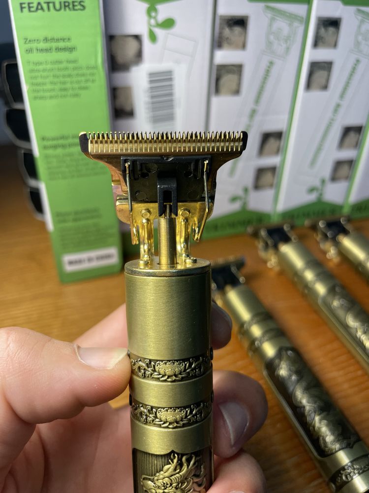 Máquina em Metal de cortar cabelo e fazer barba