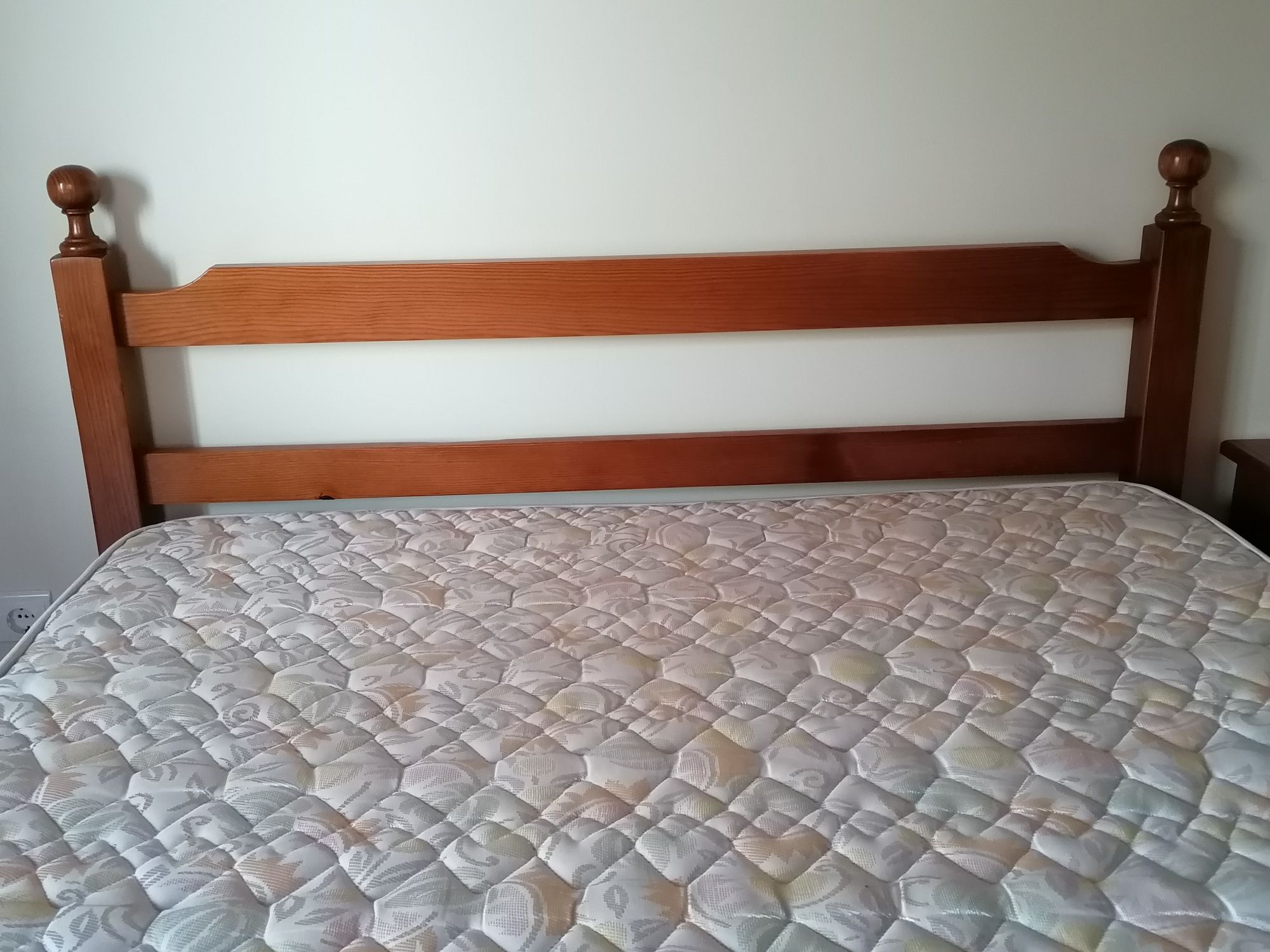 Cama de casal em madeira