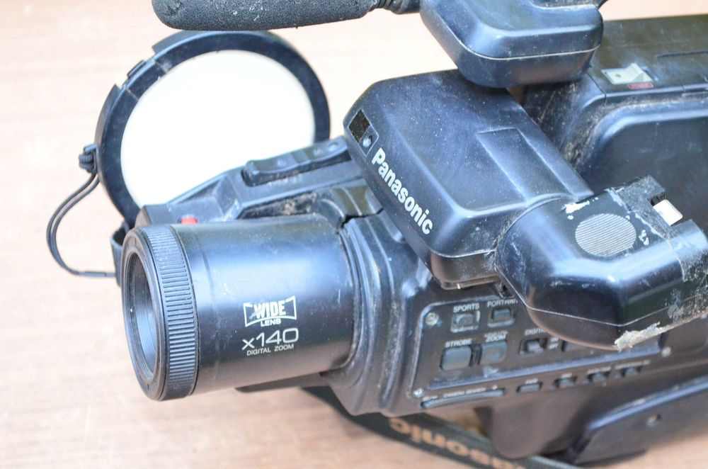 Большая VHS-видеокамера Panasonic NV-M3500 для видеомагнитофона