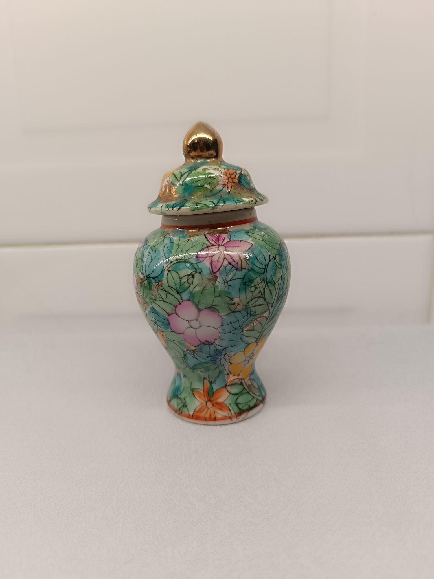 Pote Porcelana Oriental. Pintado à mão. 12 cm