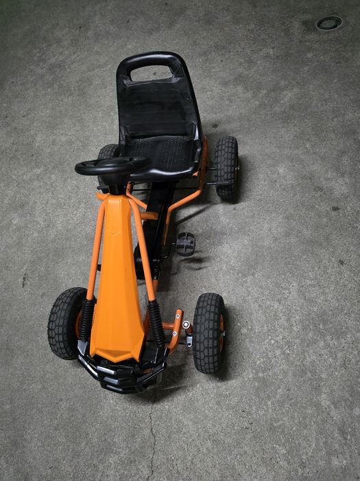 Kart de corrida com pedais para criança