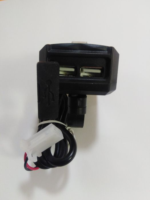 Мотозарядка USB на руль MotoMax YF-142 (зарядное устройство 2,4А)