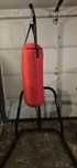 Stojak na worek bokserski + worek 15 kg firmy OUTSHOCK.