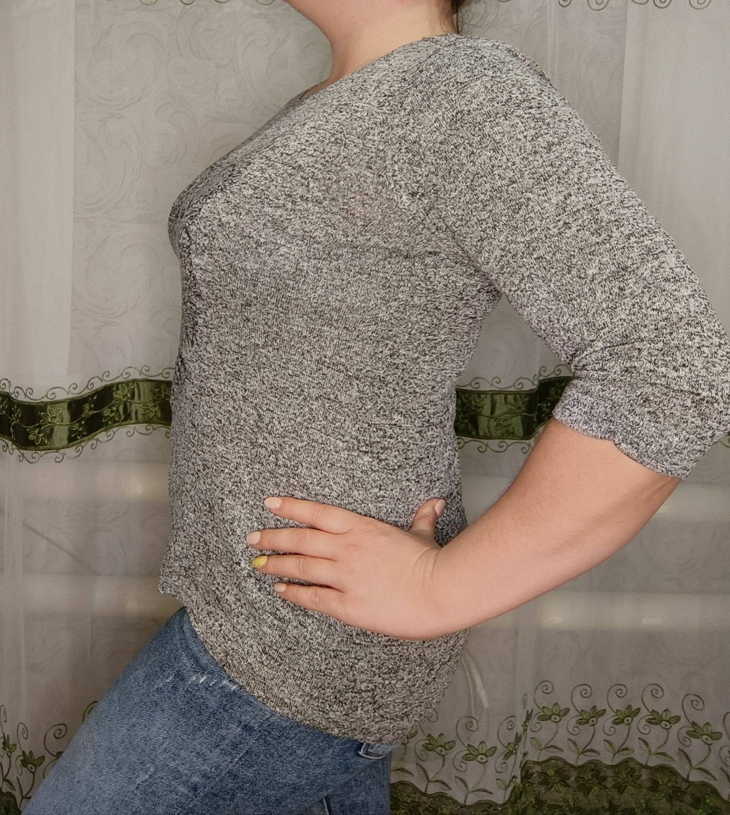 Легенький жіночий светр з принтом