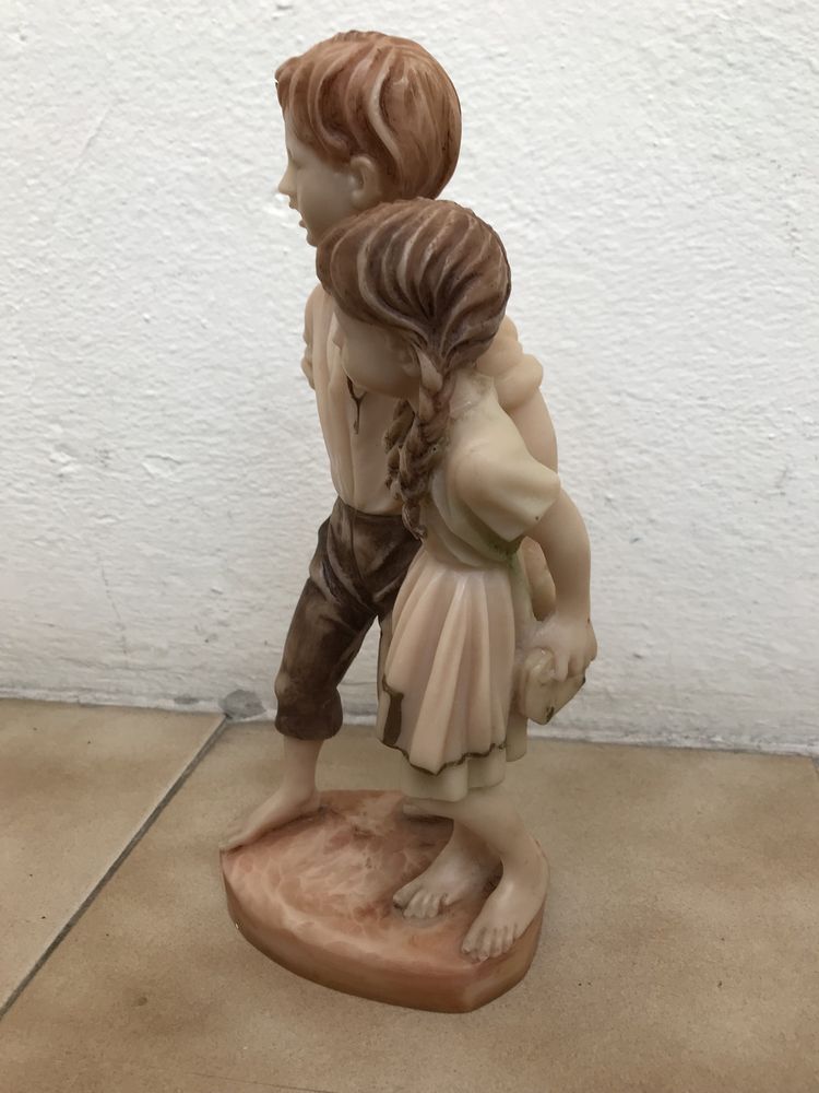 Estatueta antiga menino e menina