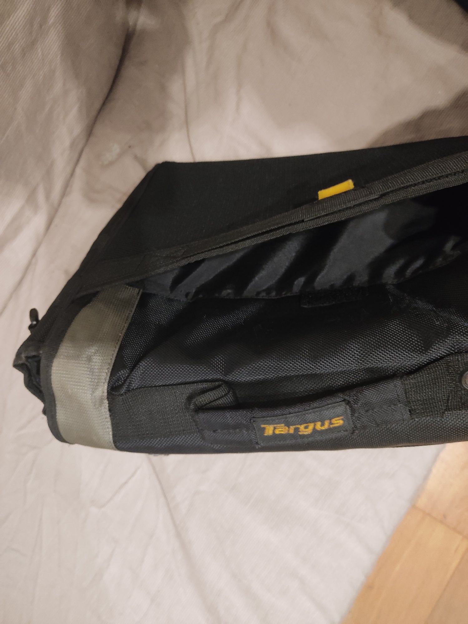 Laptop bag (Targus) - Spacious and durable