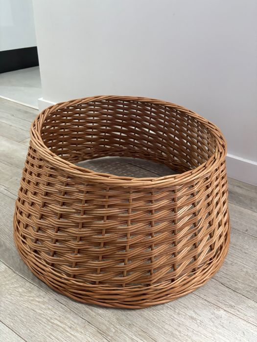 Osłonka wiklinowa pod choinkę