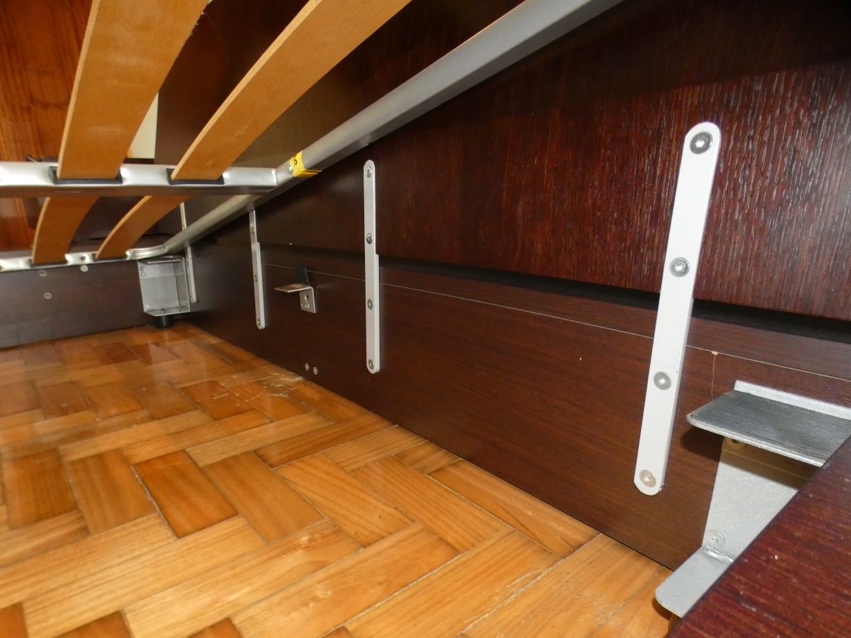 Cama casal mais 2 mesinhas de cabeceira em carvalho escuro