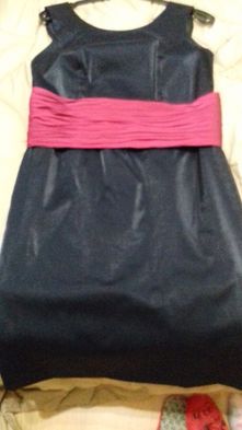 Elegante vestido azul escuro brilhante com faixa rosa M