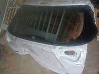 Szyba tylna Yaris cross tył spoiler