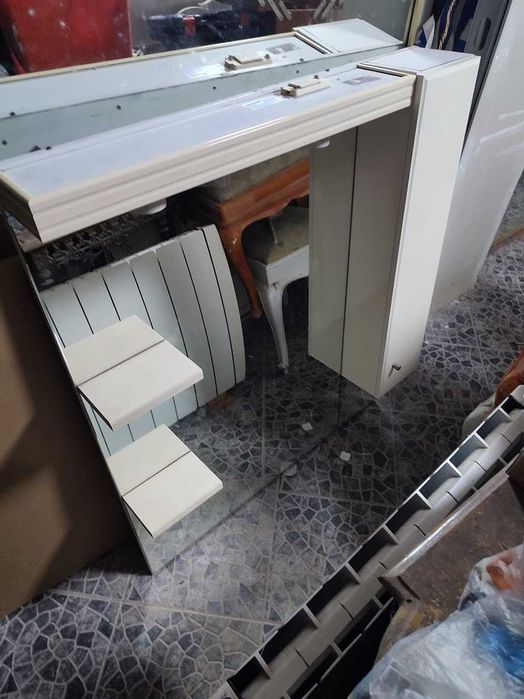 Espelho casa de banho com armário e prateleiras