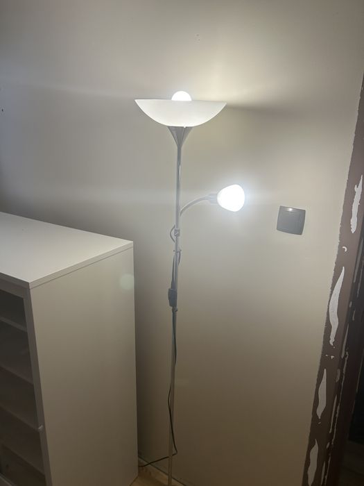 Lampa podłogowa z lampką do czytania Basic srebrna